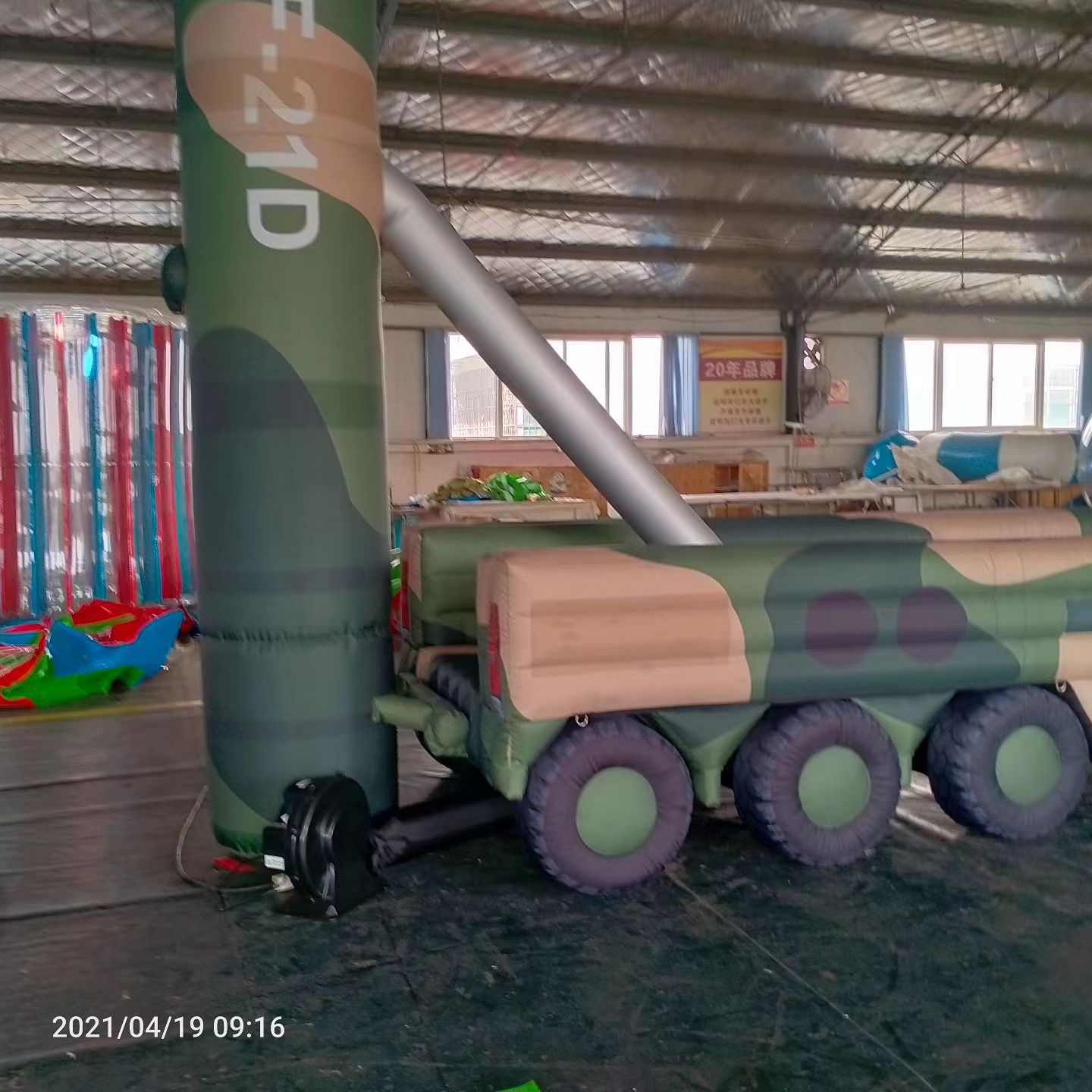 遵义军事演习中的充气目标车辆：模拟发射车雷达车坦克飞机